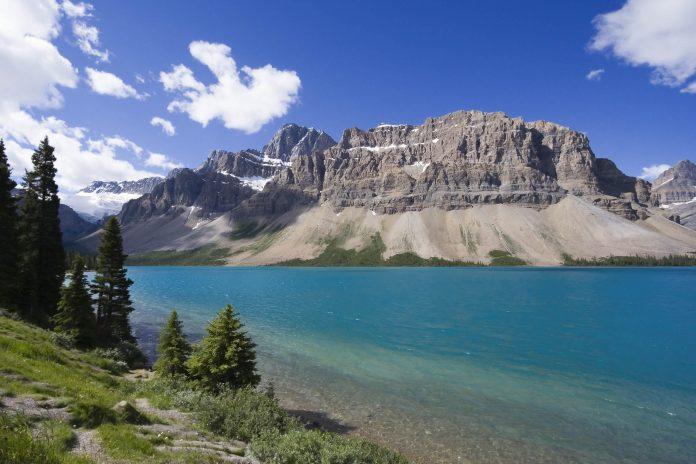 Shores of Bow Lake in Jasper National Park, Alberta, Canada - © amelie - Fotolia