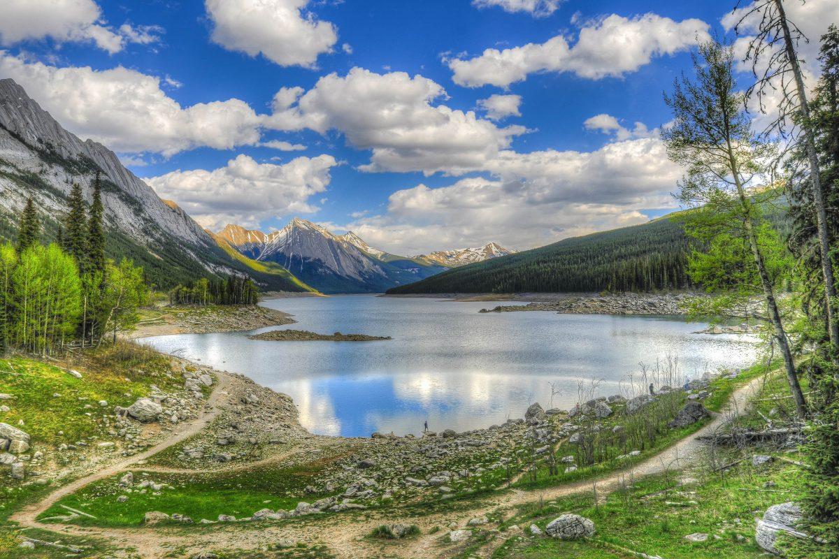 Medicine Lake in Jasper National Park in Canada is a mystical place surrounded by many Native American legends - © BGSmith / Shutterstock